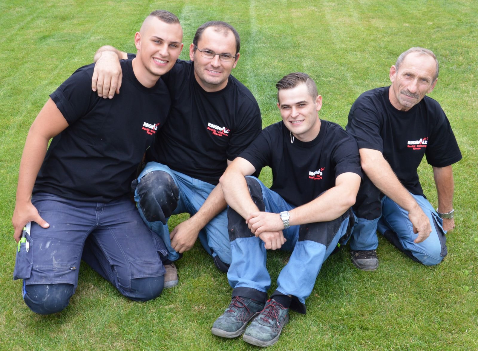 Das Ringwald-Team auf der Wiese vor dem Firmengebäude