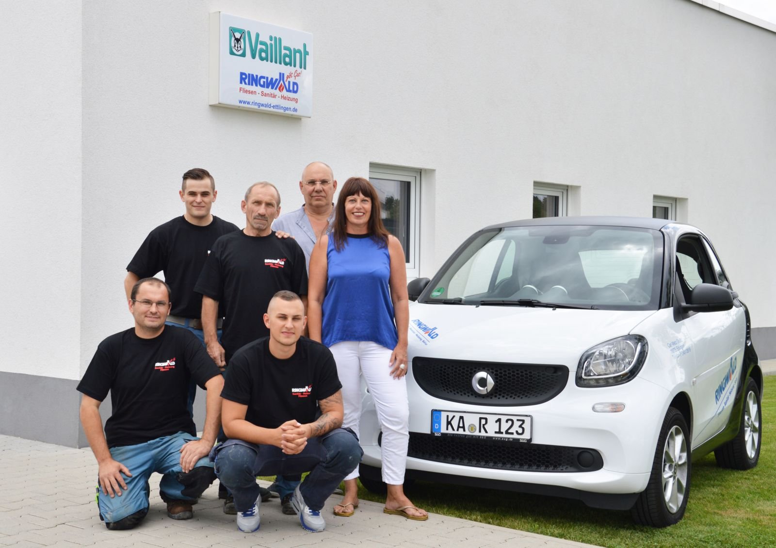 Das Ringwald-Team mit Firmenfahrzeug