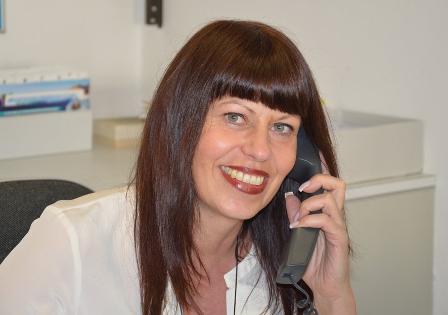 Bettina Ringwald am Telefon